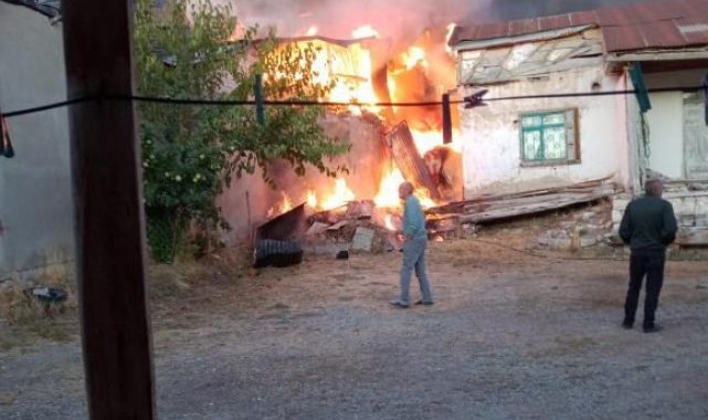 Köyde çıkan yangında 2 ev, ahır ve samanlık zarar gördü
