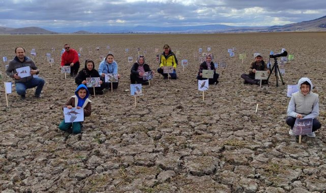 Kuruyan gölde, daha önce çekilen kuşların fotoğraflarıyla kuraklığa dikkat çektiler