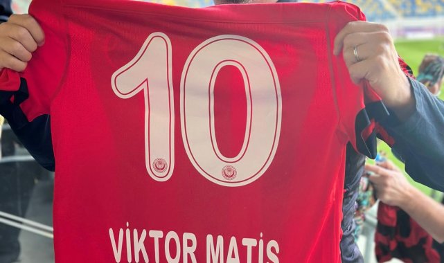 Macaristan Büyükelçisi Matis, ailesiyle Gençlerbirliği tribününde