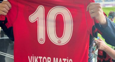 Macaristan Büyükelçisi Matis, ailesiyle Gençlerbirliği tribününde