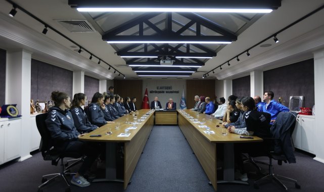 Melikgazi Kayseri Kadın Basketbol takımından Başkan Büyükkılıç'a zyaret