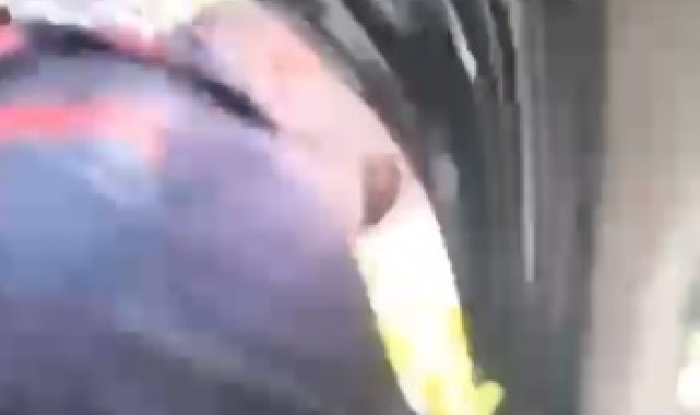 Motokurye, direksiyondaki sürücüyü yumrukladı