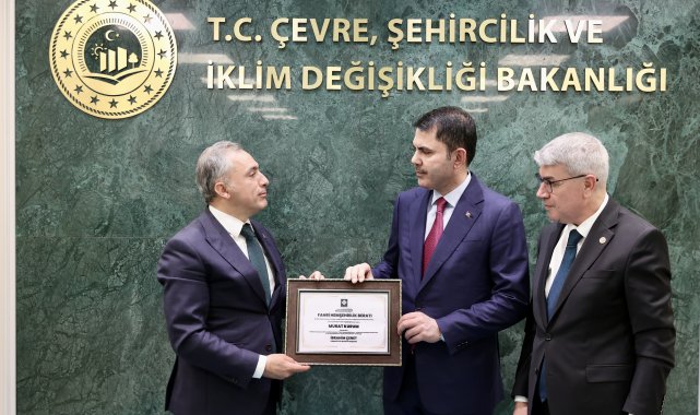 Osmaniye Belediye Meclisi'nden Bakan Kurum'a 'Fahri Hemşehrilik Beratı'