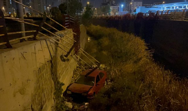 Otomobil kanala düştü, sürücü yara almadı