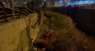 Otomobil kanala düştü, sürücü yara almadı
