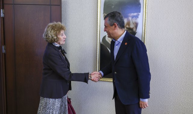 Özgür Özel, CHP'ye üye olan Ayşe Kulin'e rozet taktı