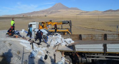 Toprak yığınına çarpan TIR'ın şoförü öldü