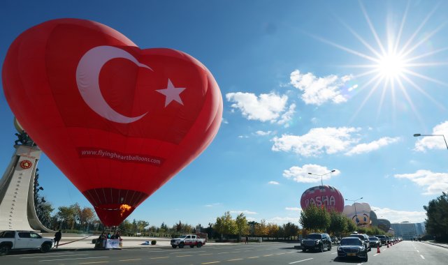 Türk bayraklı sıcak hava balonları, Ankara semalarını süsledi