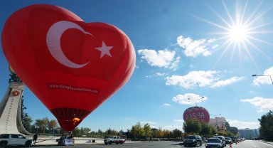 Türk bayraklı sıcak hava balonları, Ankara semalarını süsledi