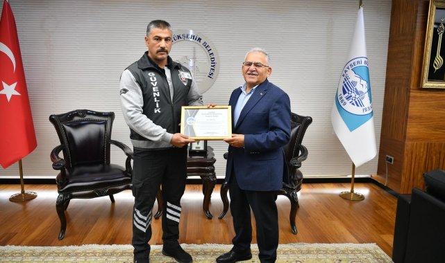 Yolcuyu, tramvayın altından kalmaktan kurtaran güvenlik görevlisine teşekkür belgesi