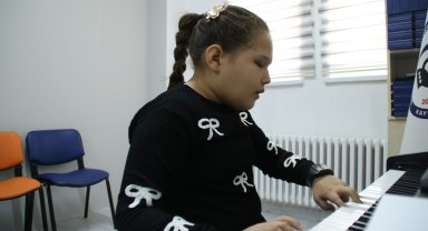 'Absolut kulak'a sahip olan görme engelli Hira'nın hedefi, müzik öğretmeni olmak