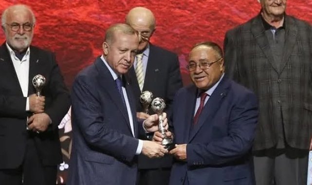 'UNESCO Yaşayan İnsan Hazinesi' ünvanlı davul ustası Adem Göçer, hayatını kaybetti