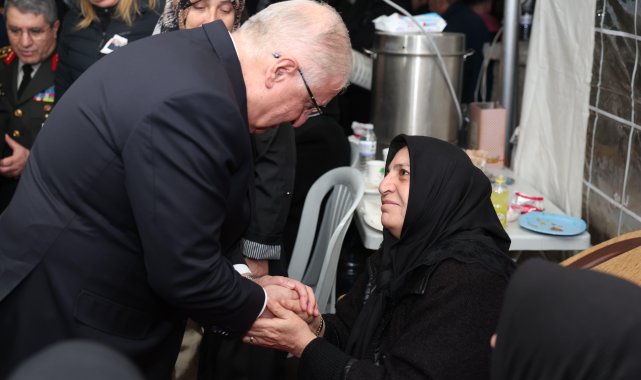Bakan Güler, Şehit Pilot Cüneyt Kandemir'in evine taziye ziyareti yaptı