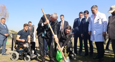 Bakan Memişoğlu, gazilerle fidan dikti