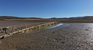Barajda sular çekildi, tarihi köprü ortaya çıktı