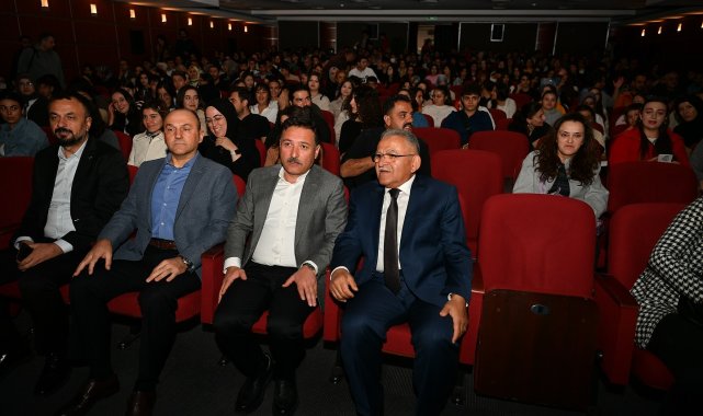 Başkan Büyükkılıç, 'Aşık Veysel' oyununu izledi
