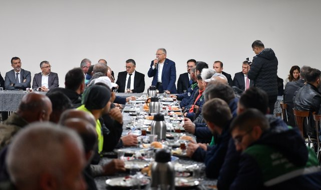 Başkan Büyükkılıç, kahvaltıda belediye çalışanlarıyla bir araya geldi