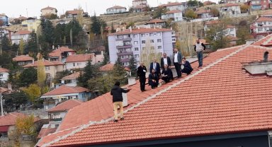 Çankırı'da çatıya çıkan kişiyi, AK Parti İl Başkanı Erdoğan ikna etti