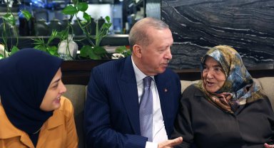 Cumhurbaşkanı Erdoğan, kafede vatandaşlarla bir araya geldi