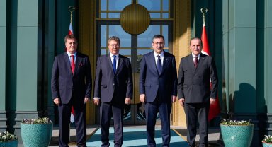 Cumhurbaşkanı Yardımcısı Yılmaz, KKTC Başbakanı Ünal Üstel ile bir araya geldi