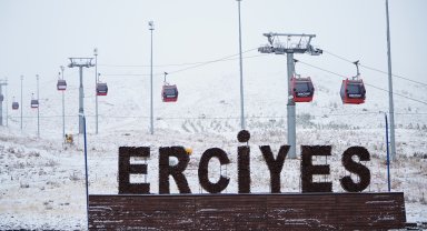 Erciyes Dağı'na kar yağdı