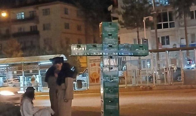 Eskişehir'de bira kasalarıyla haç işareti yapan 3 kişi gözaltında