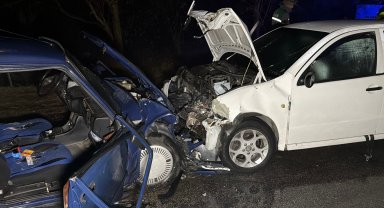 Eskişehir'de iki otomobil kafa kafaya çarpıştı; 1'i ağır 9 yaralı