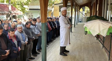 Evde boğazı kesilmiş halde bulunan 2 engelli çocuk annesi, toprağa verildi