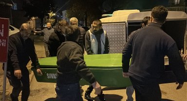 Garajda otomobilin içinde ölü bulundu