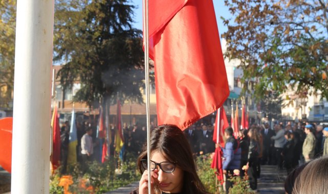 Gözyaşları içinde Atatürk'e saygı