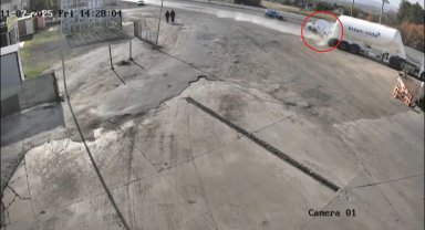 Hafif ticari araç, park halindeki tankere çarptı: 1'i bebek 3 kişinin öldüğü kaza anı kamerada