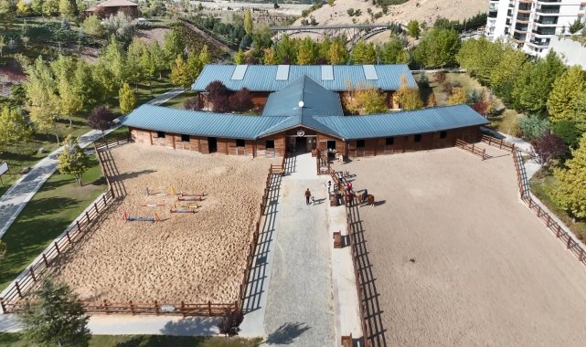 Hippoterapi ile özel gereksinimli bireyler şampiyonalara hazırlanıyor