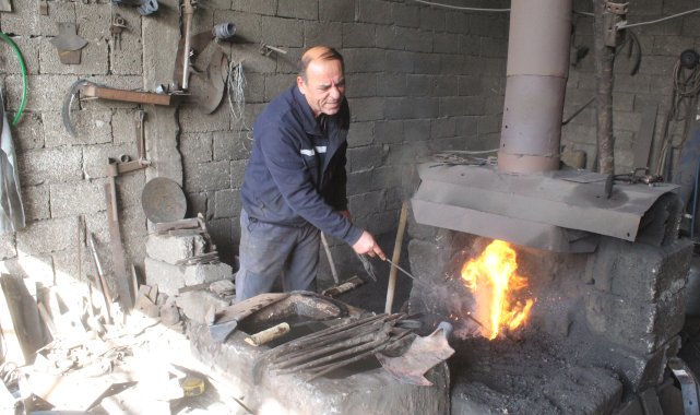 İlçenin tek demir ustası, dede mesleğini 52 yıldır sürdürüyor