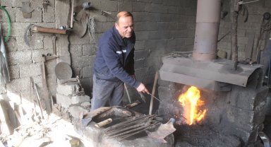 İlçenin tek demir ustası, dede mesleğini 52 yıldır sürdürüyor