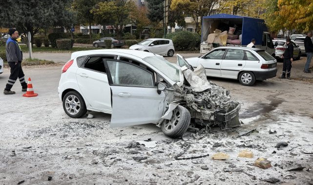 Kamyona çarpan otomobilin sürücüsü öldü