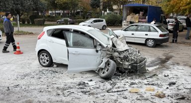 Kamyona çarpan otomobilin sürücüsü öldü