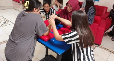 Karaman Yurt Öğrencileri Bilek Güreşinde Hünerlerini Gösterdi