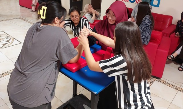 Karaman Yurt Öğrencileri Bilek Güreşinde Hünerlerini Gösterdi