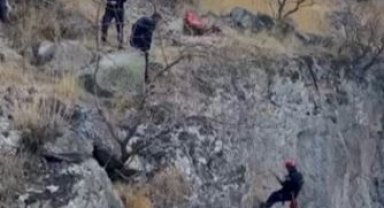 Kayseri itfaiyesi, uçurumda mahsur kalan keçiyi kurtardı