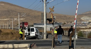 Kayseri'de lokomotif, hafif ticari araca çarptı: 2 yaralı
