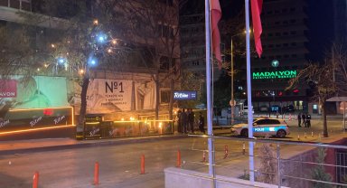 Motosikletli şüpheli caddede tabancayla rastgele ateş açtı