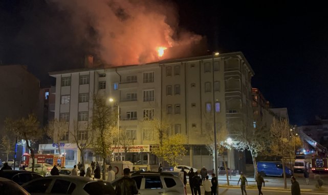 Nevşehir'de 4 katlı binanın çatısında yangın