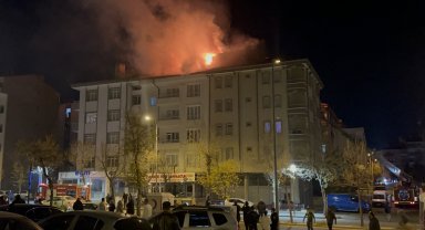 Nevşehir'de 4 katlı binanın çatısında yangın
