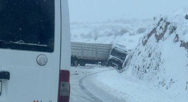 Nevşehir'de maddi hasarlı kazalar nedeniyle bazı yollarda trafik durdu