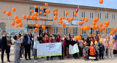 Öğrenciler, lösemili çocuklar için gökyüzüne balon bıraktı