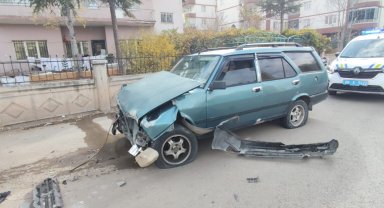 Otomobil bahçe duvarına çarptı: 1 yaralı