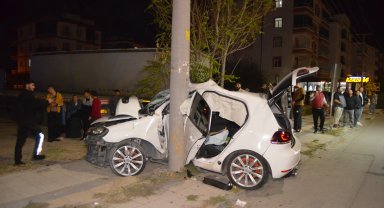 Otomobil elektrik direğine çarptı; 2 yaralı