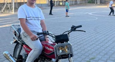 Otomobil ile motosiklet çarpıştı; 14 yaşındaki sürücü öldü, kaza kamerada