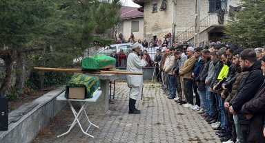 Polis eşi tarafından öldürülen kadın ile 2 çocuğu, Çankırı'da toprağa verildi