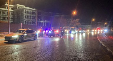 Şehit askerlerin cenazeleri, tören alanına götürüldü